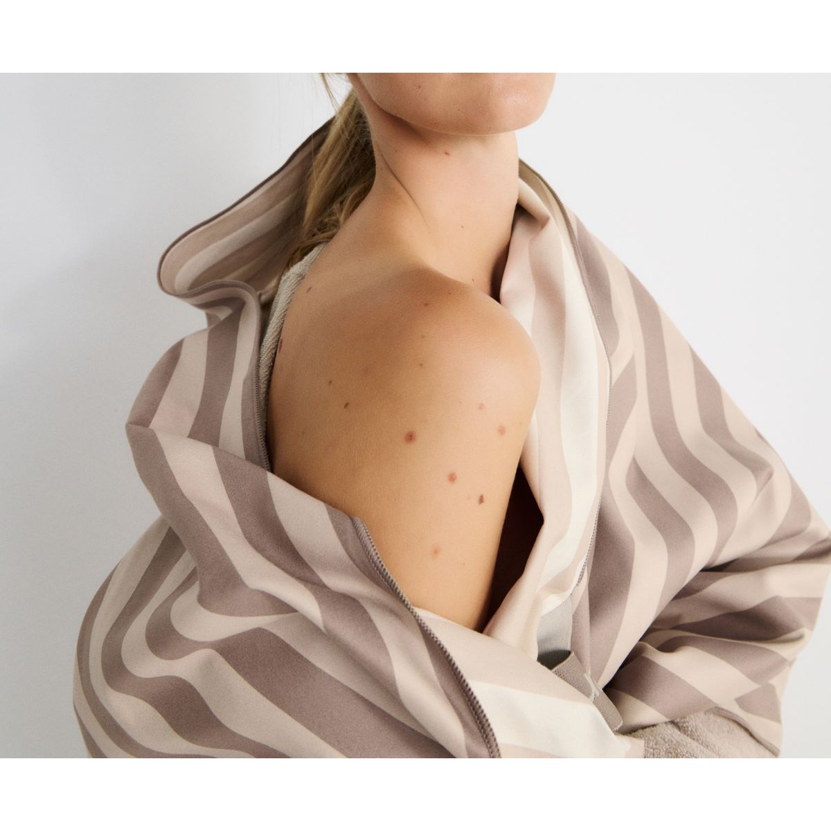 gestreifte jacke, beige, Reißverschluss, Schulter, Stoff, gestreifter Mantel, beige Streifen, Kapuze Oberteil, reissbarer Mantel, weiches Gewebe
