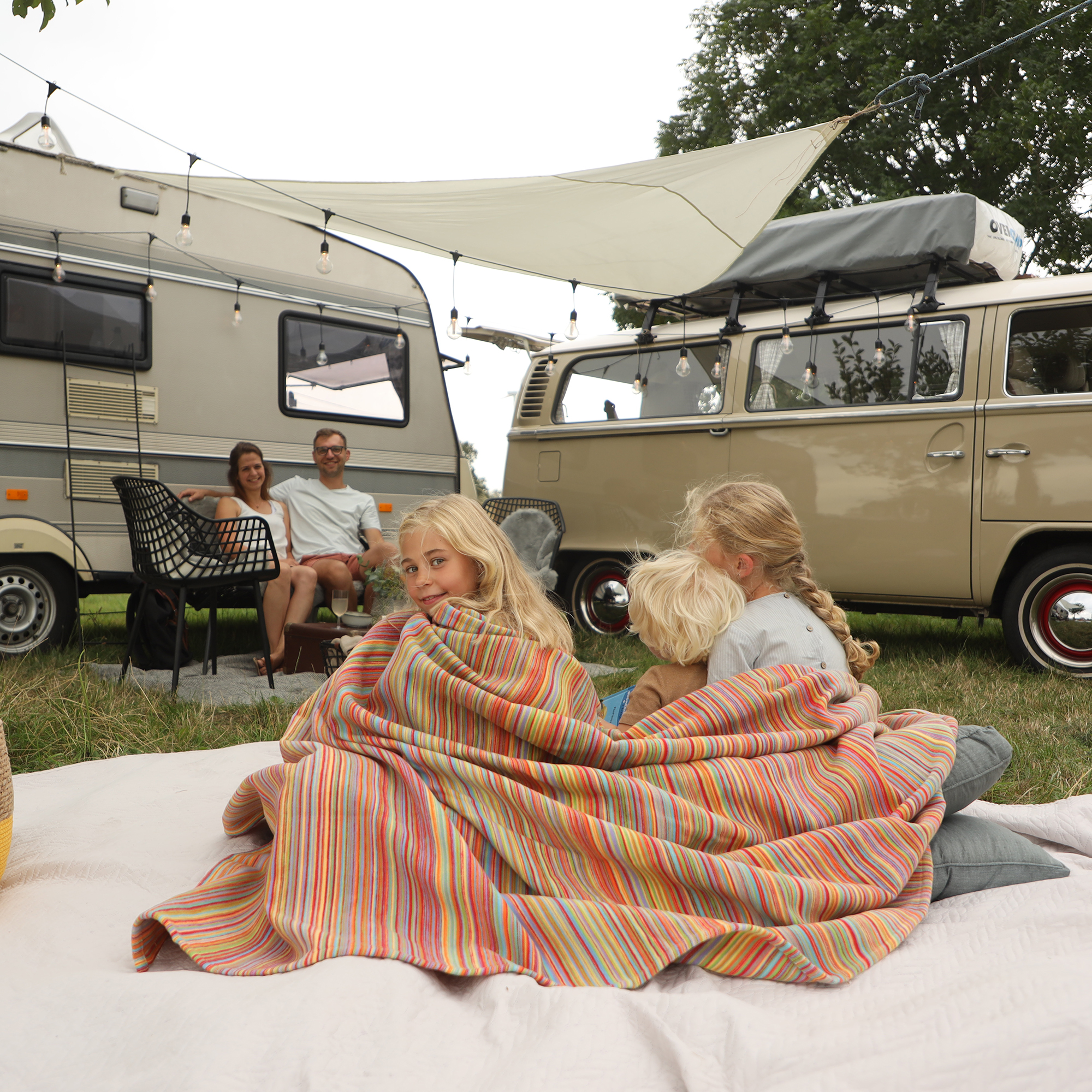 Familie mit Baumwolldecke Rio beim Campen