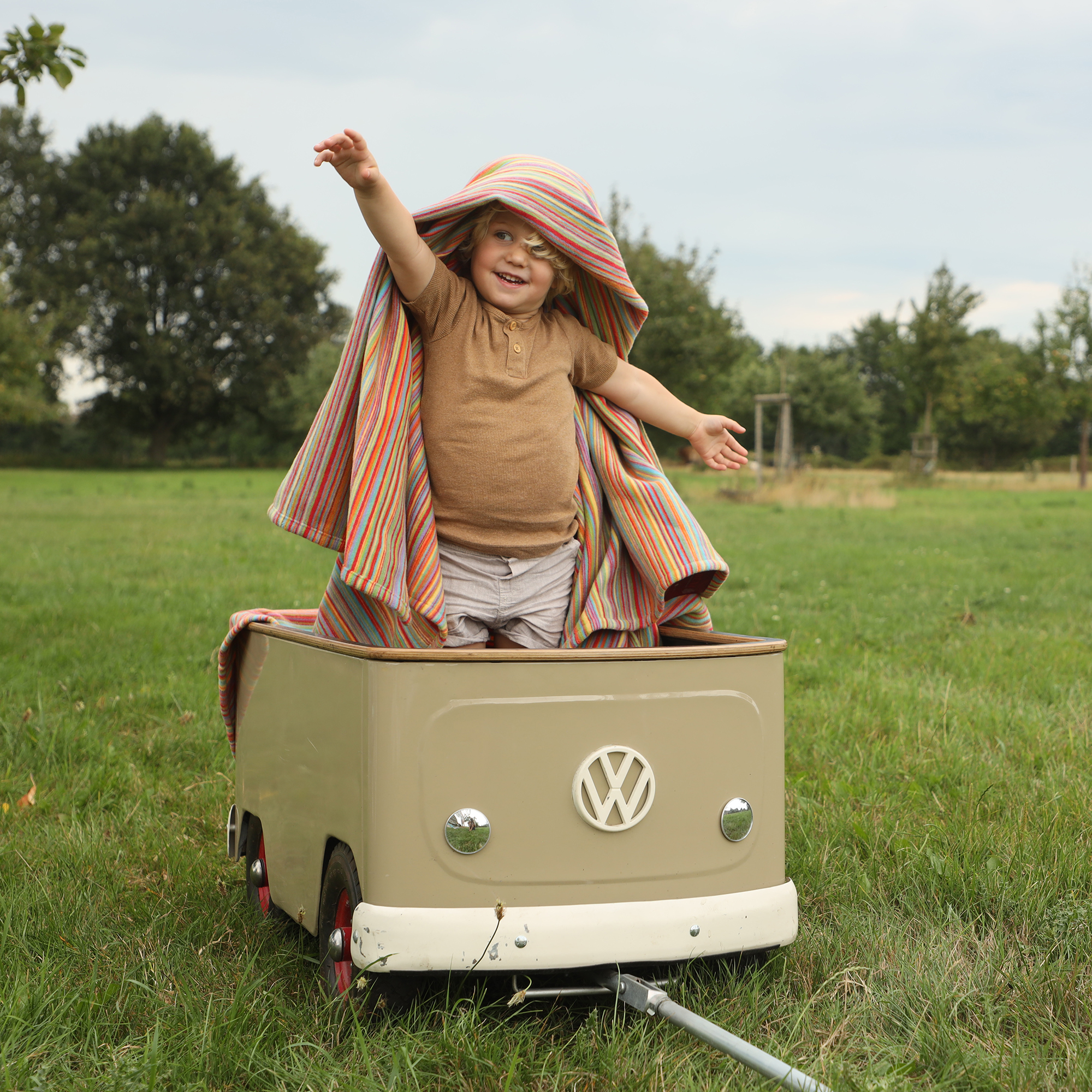 Kind mit Baumwolldecke Rio im Spielzeugauto