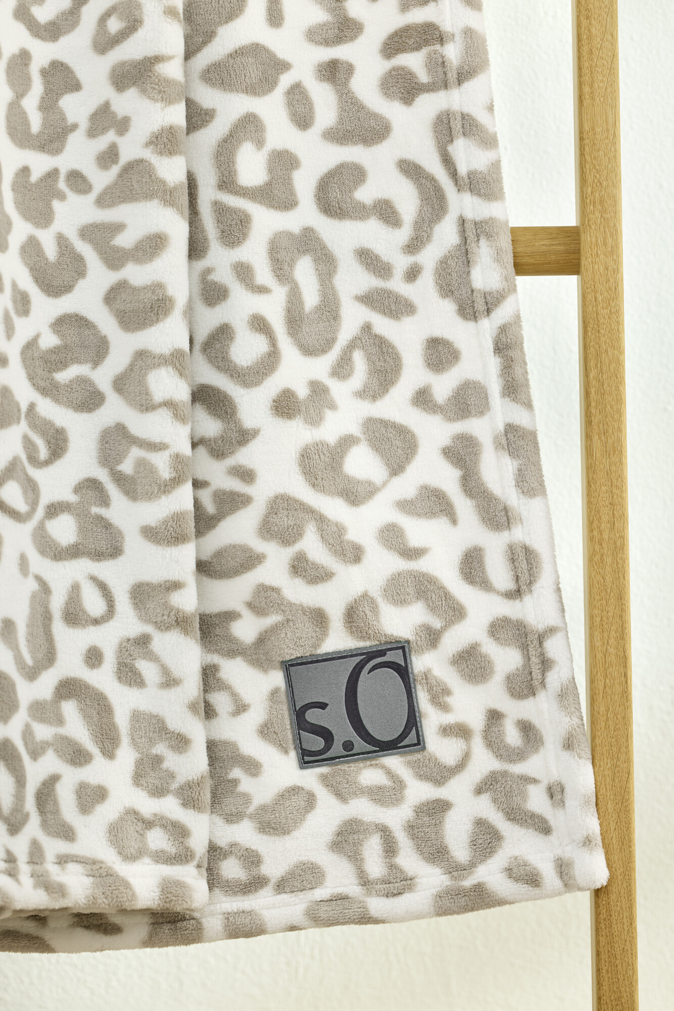 Leopardendruck, Decke, plüsch, weich, neutrale Farbe, /decke,  leopard print,  fleece,  schal,  muster, Leopardenausdruck, Decke, weicher Stoff, neutral beigetöne, Plüschdecke