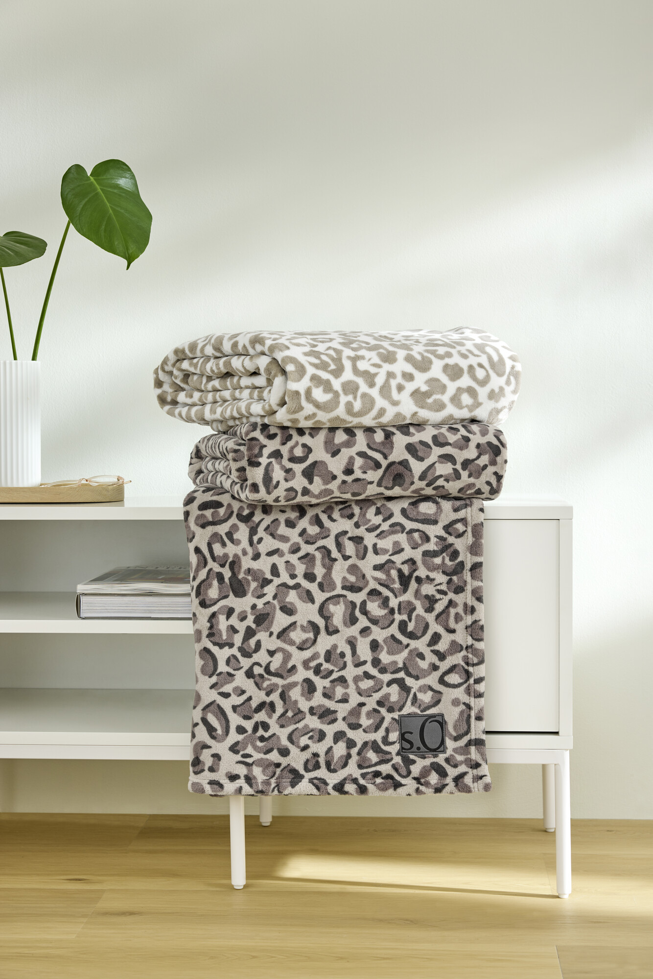  Leopardenmuster, Decke, Wärmedecke, Plüsch, Neutraltöne, kuscheldecke,  leopardendruck,  gestrickte decke,  grau-beige,  gestapelt, Plüsch, Decken, Leopardendruck, weich, grau-tan