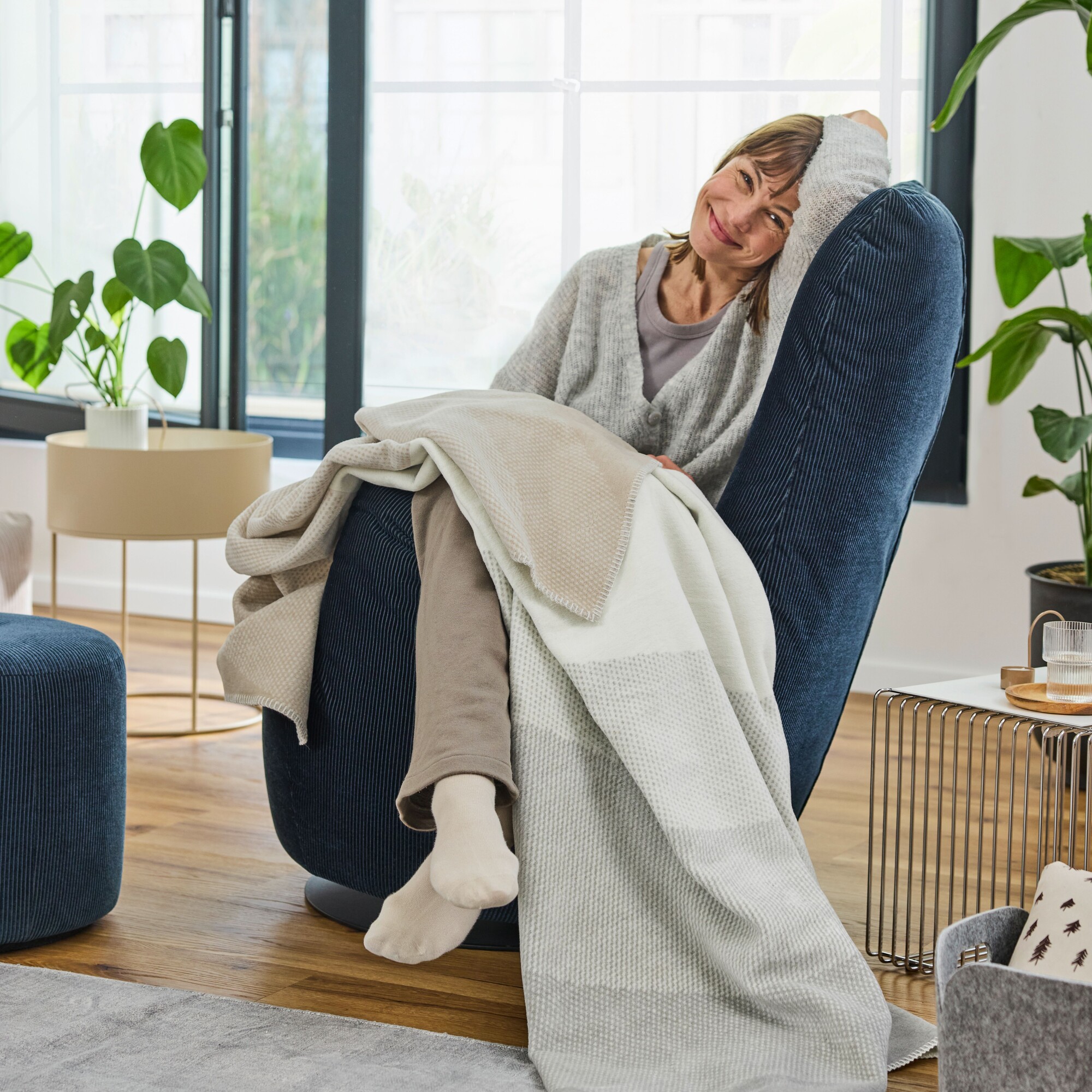  Lounge-Stuhl, Decke, Frau entspannt, Wohnambiente, weiche Textur