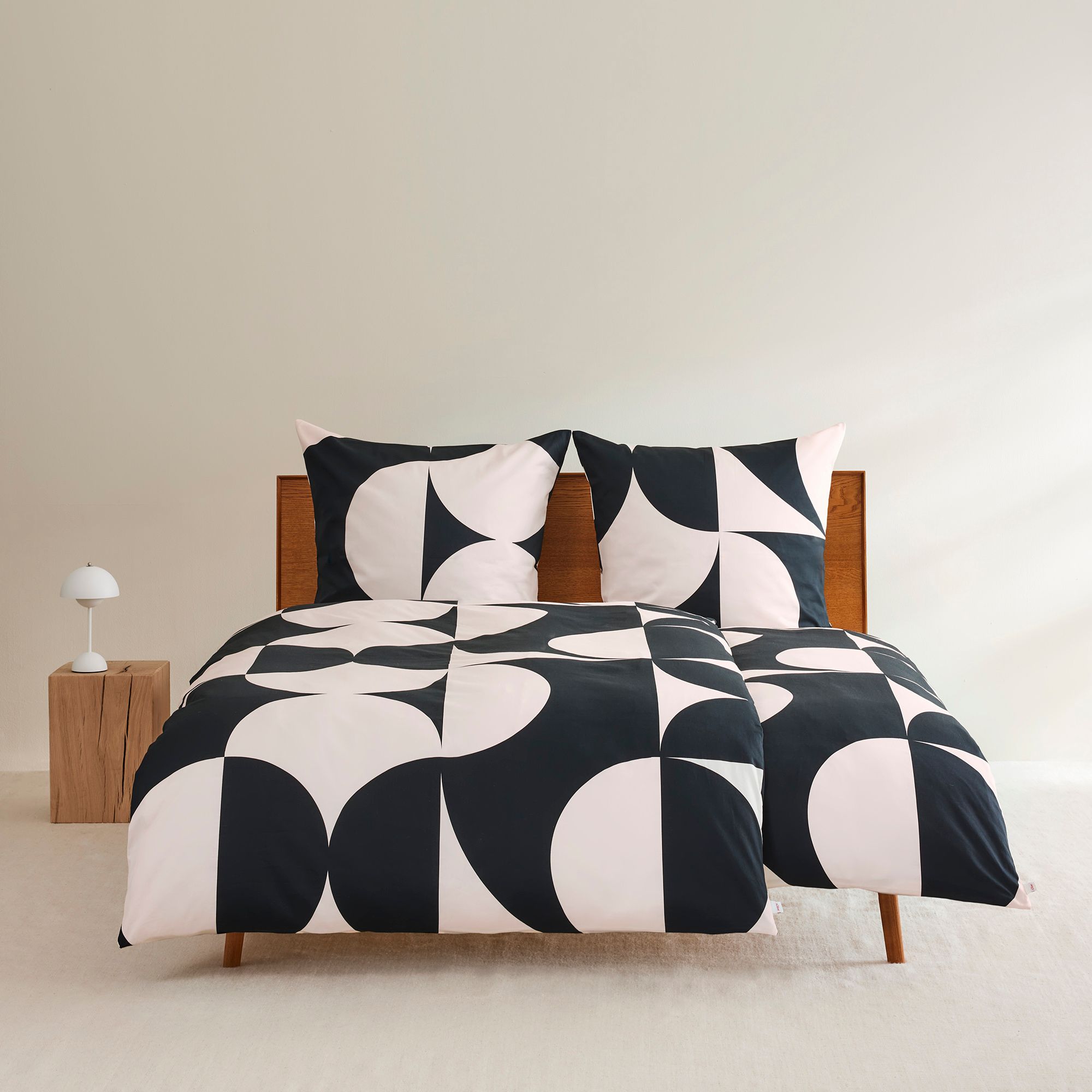 Moebel, Bett, Lampe, Bettlaken, Moebel, Bett, Lampe, Bettlaken