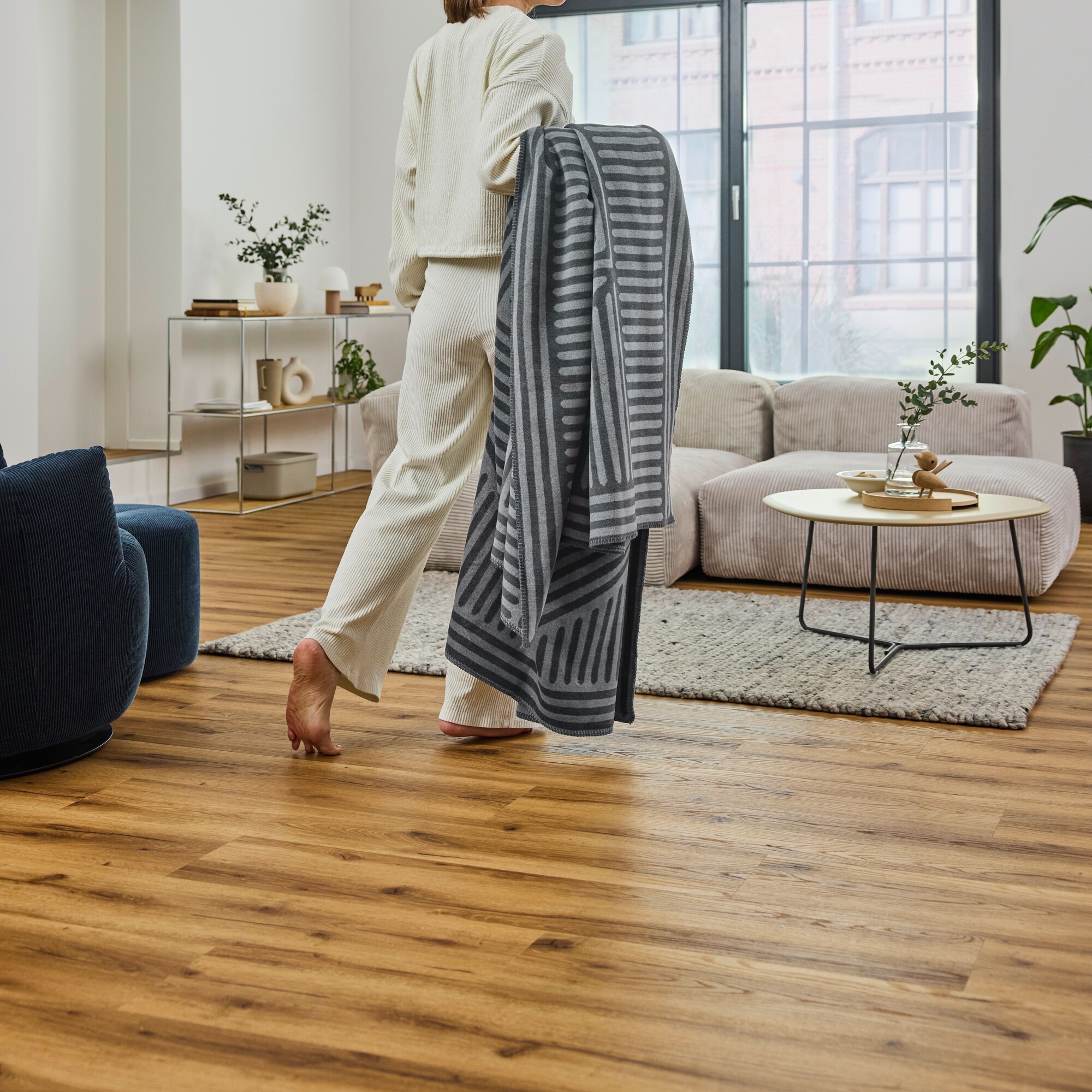 Wohnzimmer, Teppich, grauer gestreifter/deckenlook, Frau, innenbereich