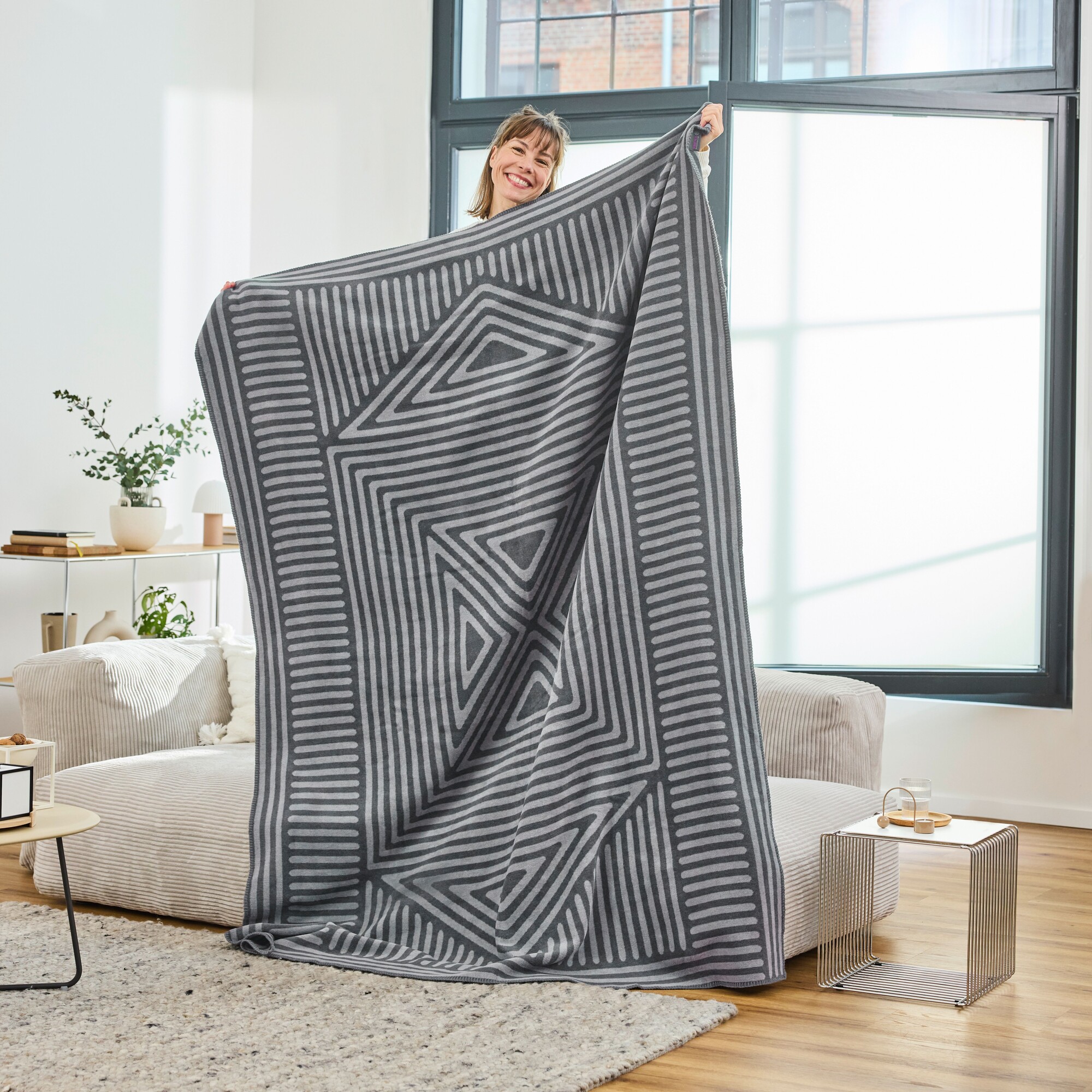 decke, throw, geometrisches muster, grau, wohnaccessoire
