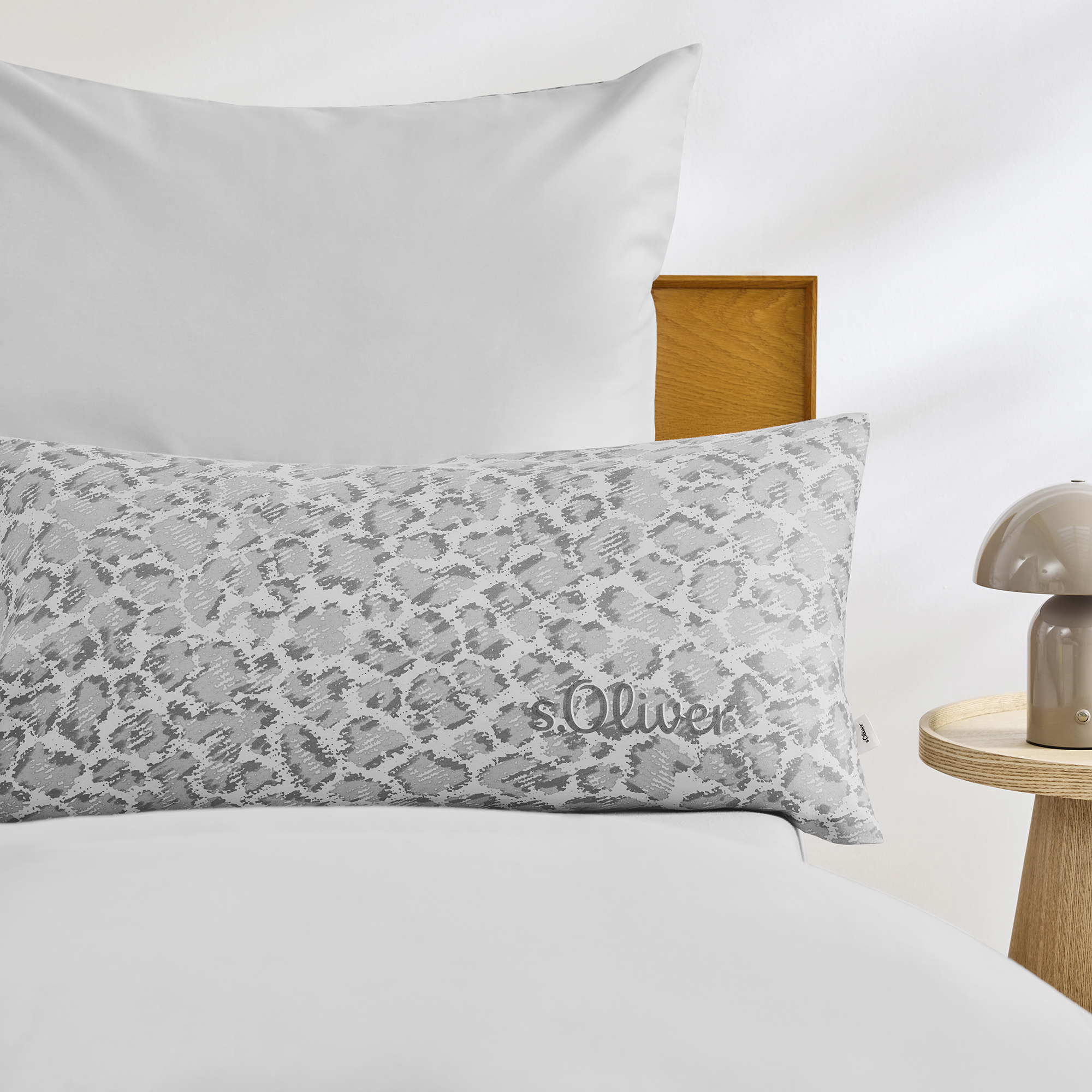 Kissen, Dekoration für Zuhause, Lampe, Bett, Kissen, Dekoration für Zuhause, Lampe, Bett, Kissen, Dekoration für Zuhause, Lampe, Bett